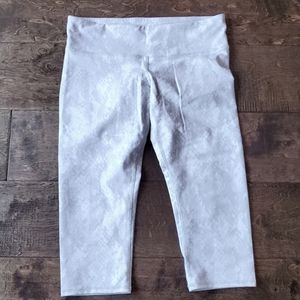 Worn once ALO white snakeskin 3/4ths crop leggings M